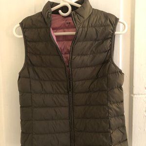 Lightweight green Uniqlo puffy vest